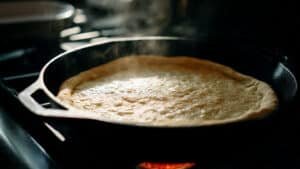 cast iron skill 12" black with baked pizza crust
